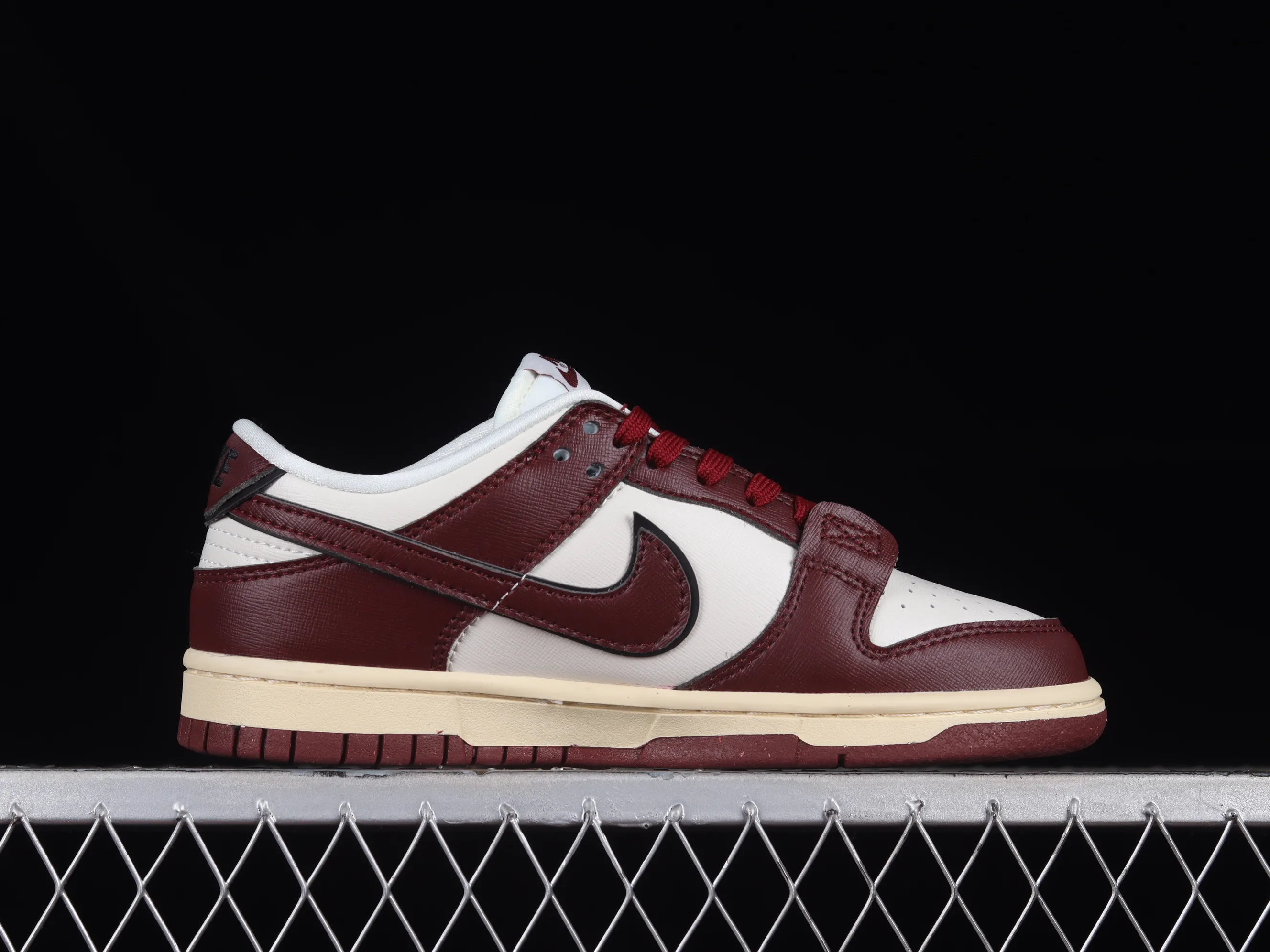 All categories Nk SB Dunk Series Nk SB Dunk Low low-top sneakers Cost-effective version Nk Dunk Low "Team Red" metal buckle burgundy SB low-top sports and leisure sneakers DV1160-101